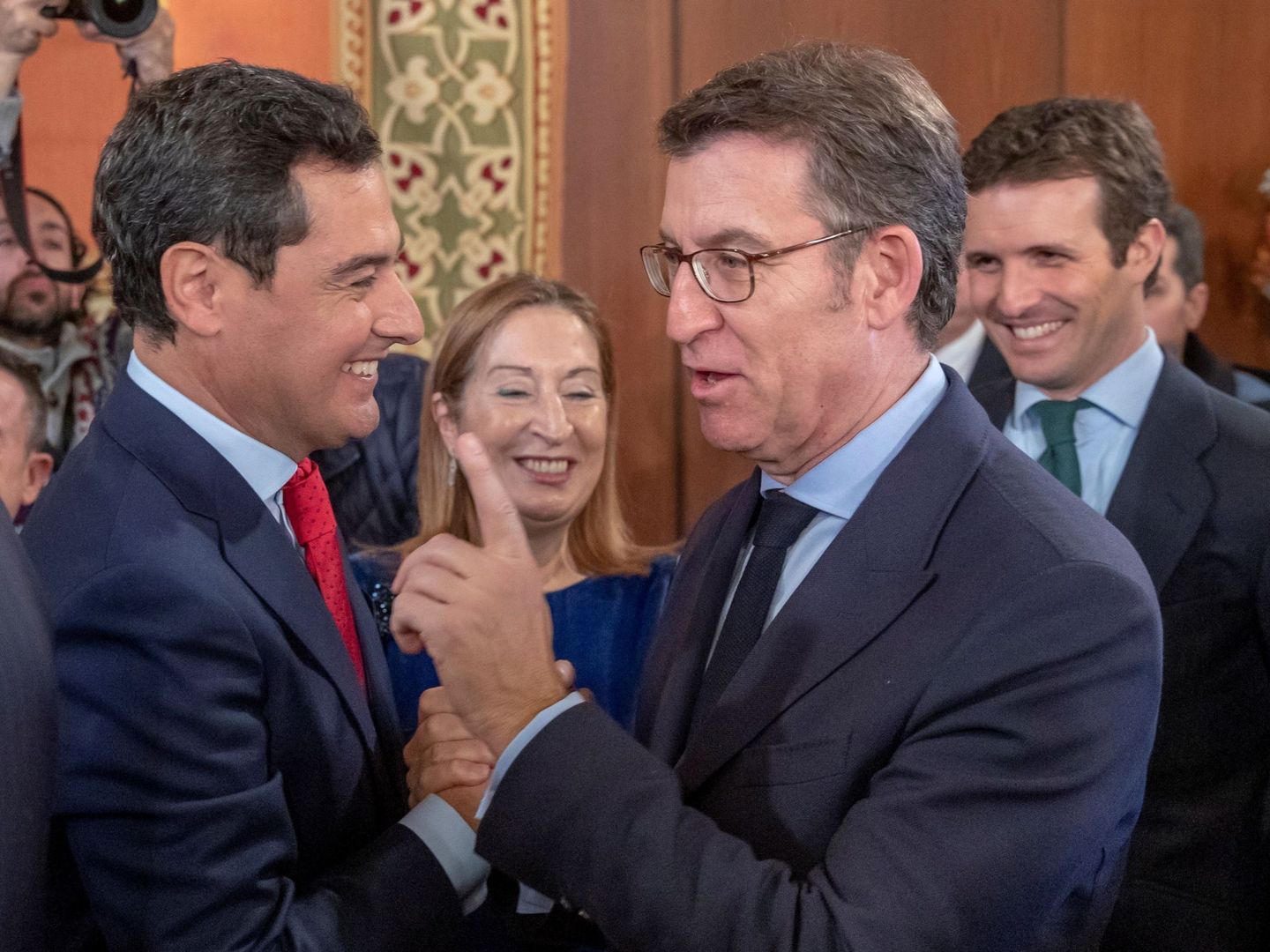 El nuevo presidente de la Junta de Andalucía, Juanma Moreno, es felicitado por el presidente de Galicia, Alberto Nuñez Feijóo el pasado viernes. (EFE)