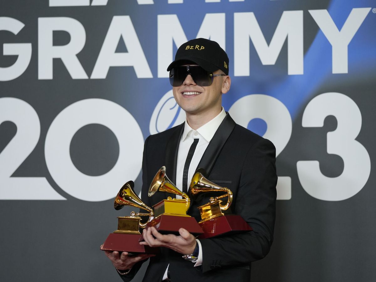 Foto: El productor Bizarrap, posa con los 3 Grammy que le han sido otorgados durante la gala entrega de los Latin Grammy 2023 (Europa Press)