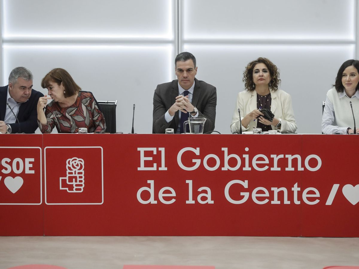 Foto: El presidente del Gobierno y secretario general del PSOE, Pedro Sánchez, junto con parte de la ejecutiva socialista al inicio de la reunión este lunes en Ferraz. (EFE/Juan Carlos Hidalgo)