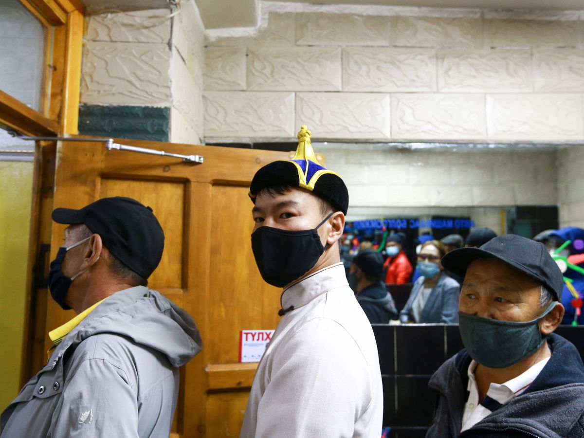 Foto: Votantes en Mongolia acuden a las urnas en plena crisis del coronavirus (EFE)