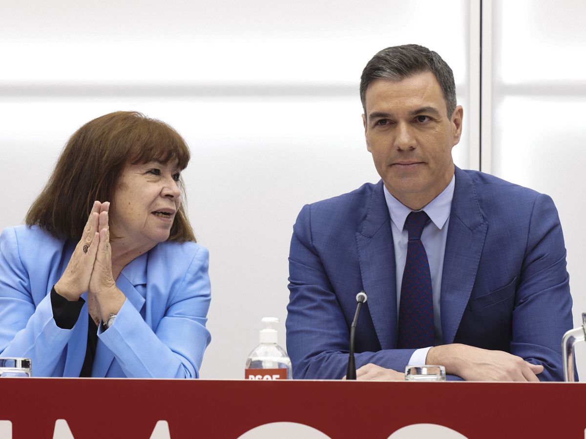 Foto: El presidente del Gobierno y secretario general del PSOE, Pedro Sánchez, acompañado por la presidenta del partido, Cristina Narbona. (EFE/Luca Piergiovanni)