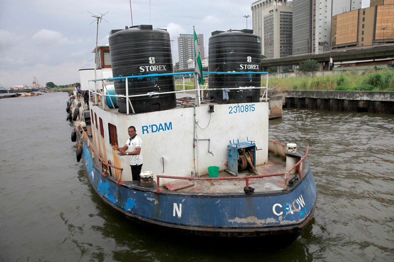 Un barco cargado de petróleo es anclado tras ser secuestrado por piratas en Nigeria. (Reuters)
