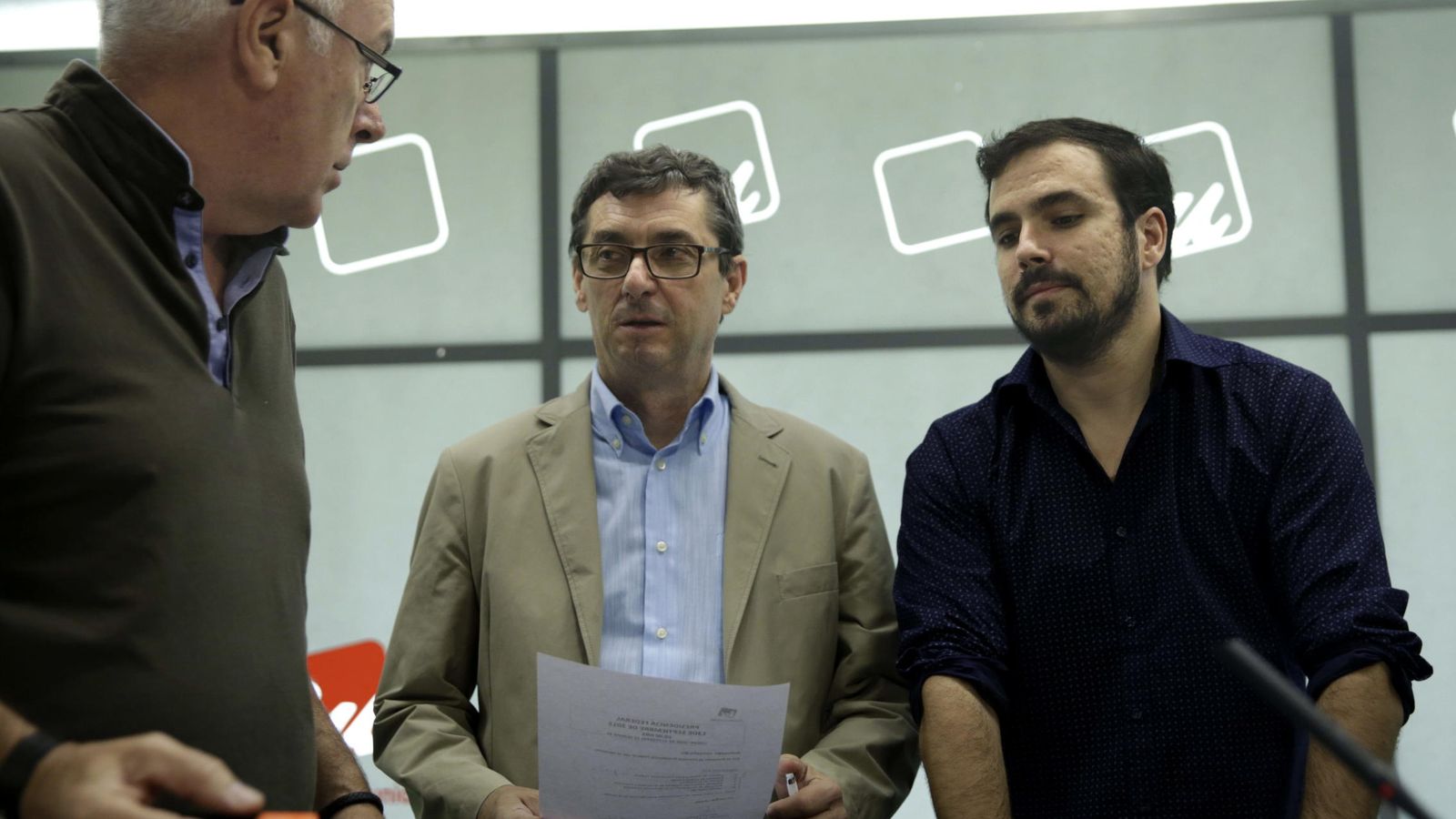 Foto: Cayo Lara, con José Luis Centella y Alberto Garzón, el pasado 13 de septiembre en una reunión de la presidencia ejecutiva federal de IU. (EFE)