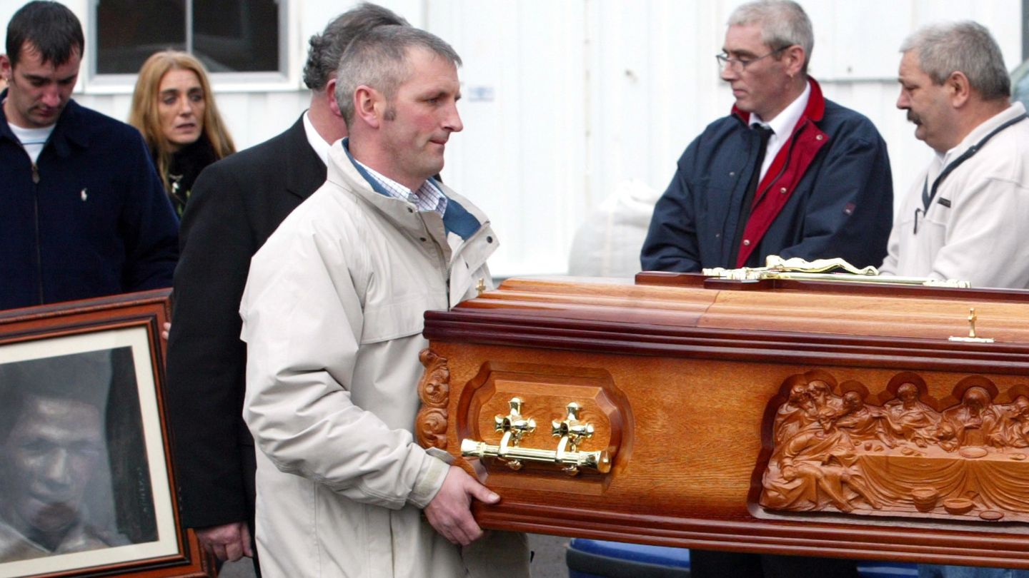 El entierro de Jean tras encontrar su cuerpo. Al fondo, sus hijos (Reuters)