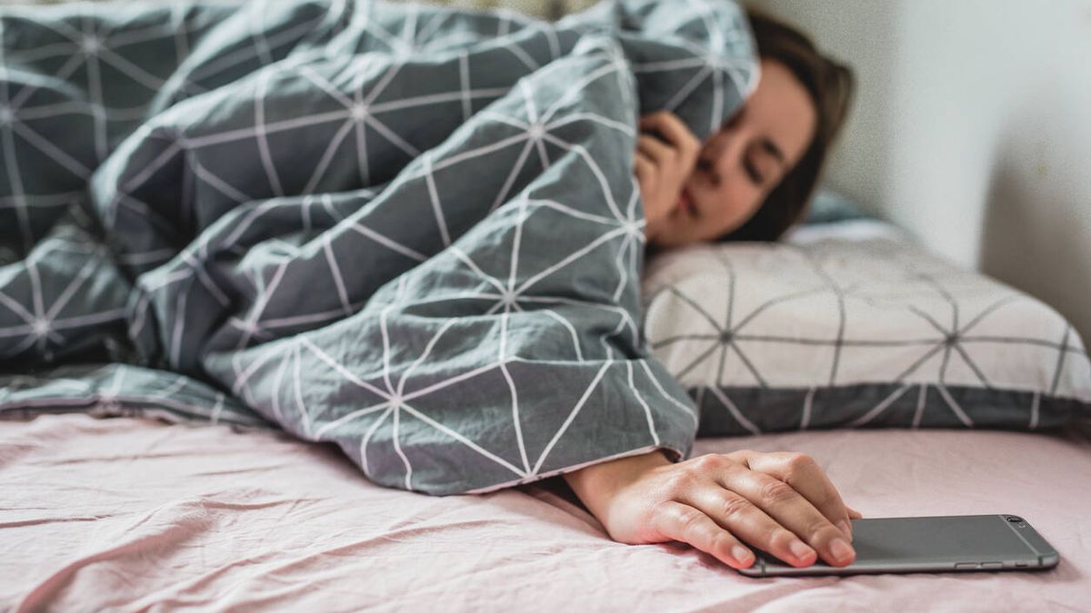 Por qué 'posponer' la alarma del móvil al despertarse es bueno para la salud
