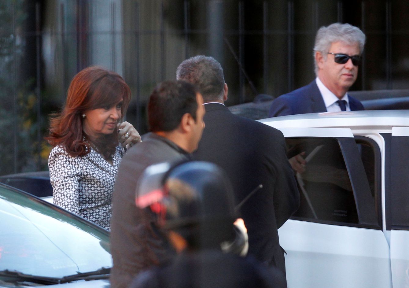 Cristina Fernandez Kirchner a su llegada a un juzgado en Buenos Aires para declarar sobre un supuesto lavado de dinero. (EFE)