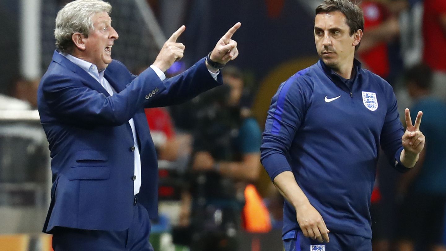 Hodgson da indicaciones durante l partido contra Islandia ante la mirada de Gary Neville, uno de sus ayudantes (Kai Pfaffenbach/Livepic/Reuters)