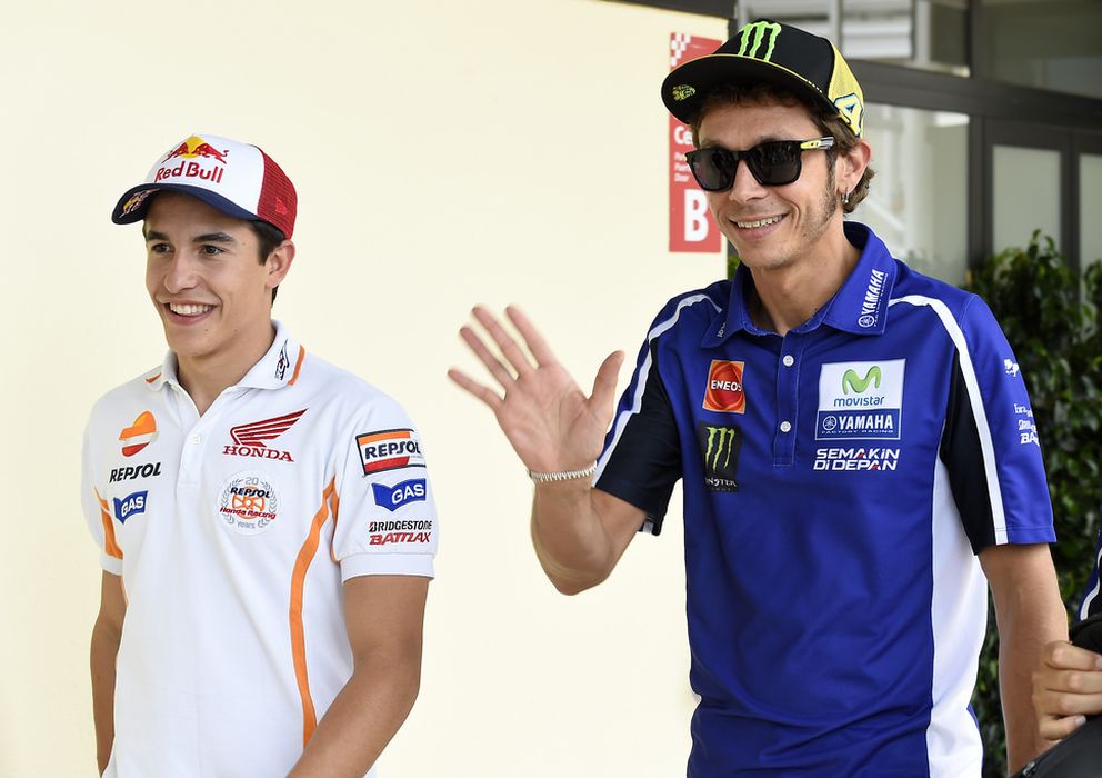 Foto: Márquez junto a Rossi a su llegada a la rueda de prensa (Repsol Media).