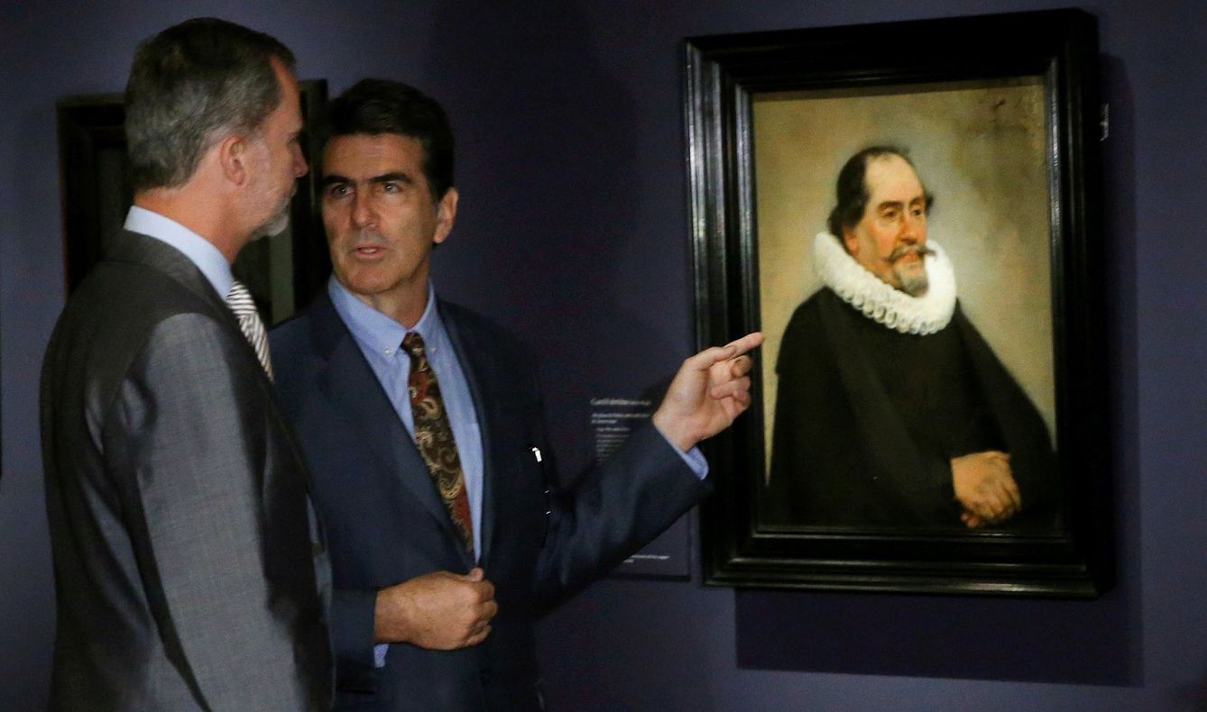 Felipe VI atiende a las explicaciones del comisario de la exposición 'Velázquez, Rembrandt y Vermeer. Miradas afines'. (EFE)