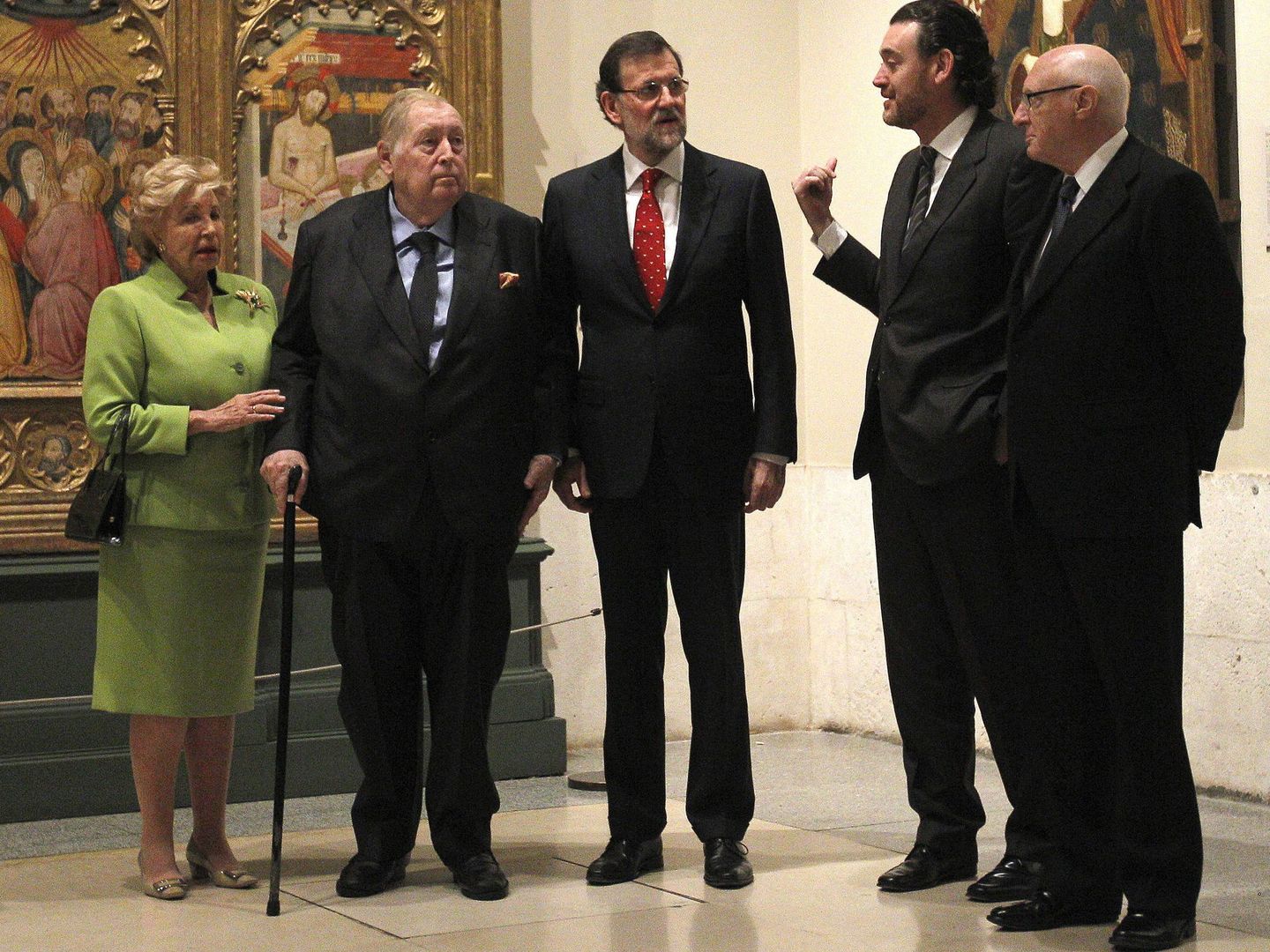 La familia Várez Fisa, Mariano Rajoy, Miguel Zugaza y Pérez-Llorca, en El Prado. (Efe)