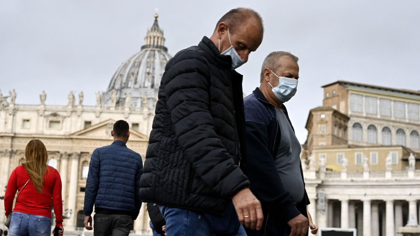 Personas pasean con mascarilla en Roma tras la aprobación su uso obligatorio esta semana. (EFE)