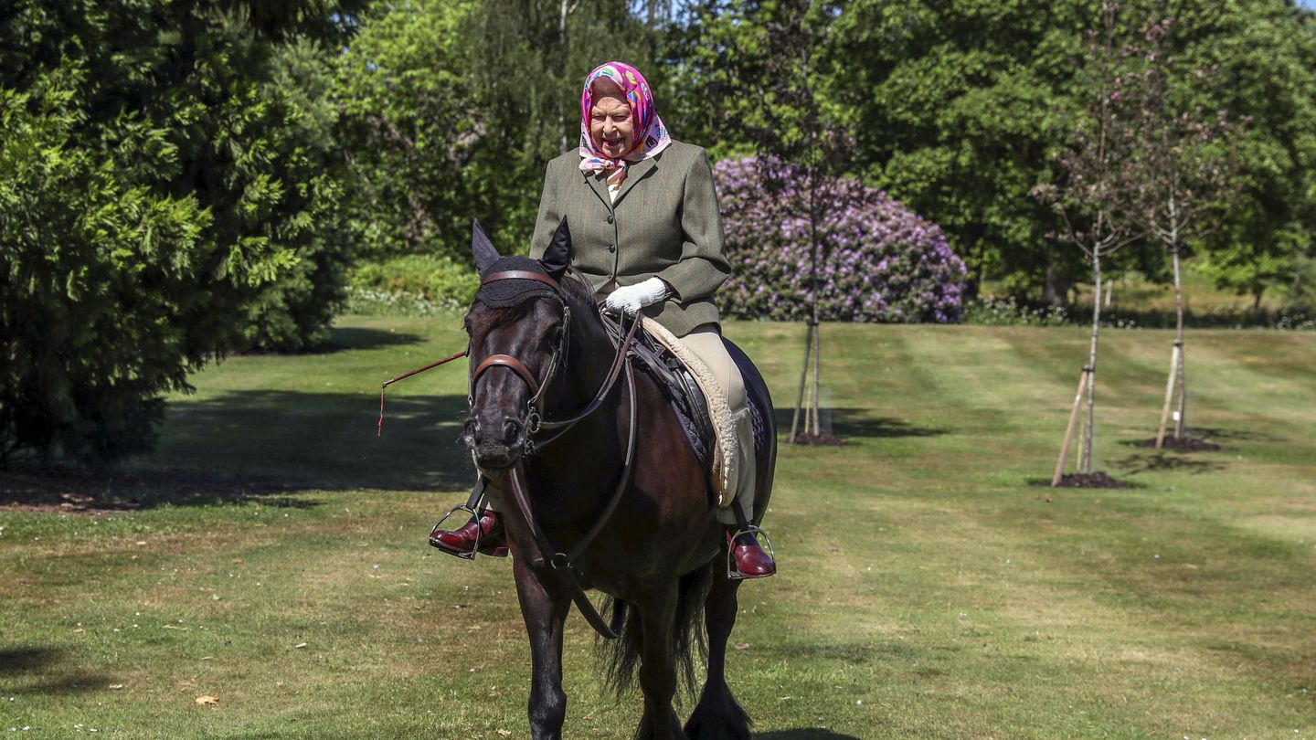 La reina Isabel, montando a caballo en el castillo de Windsor. (Reuters)