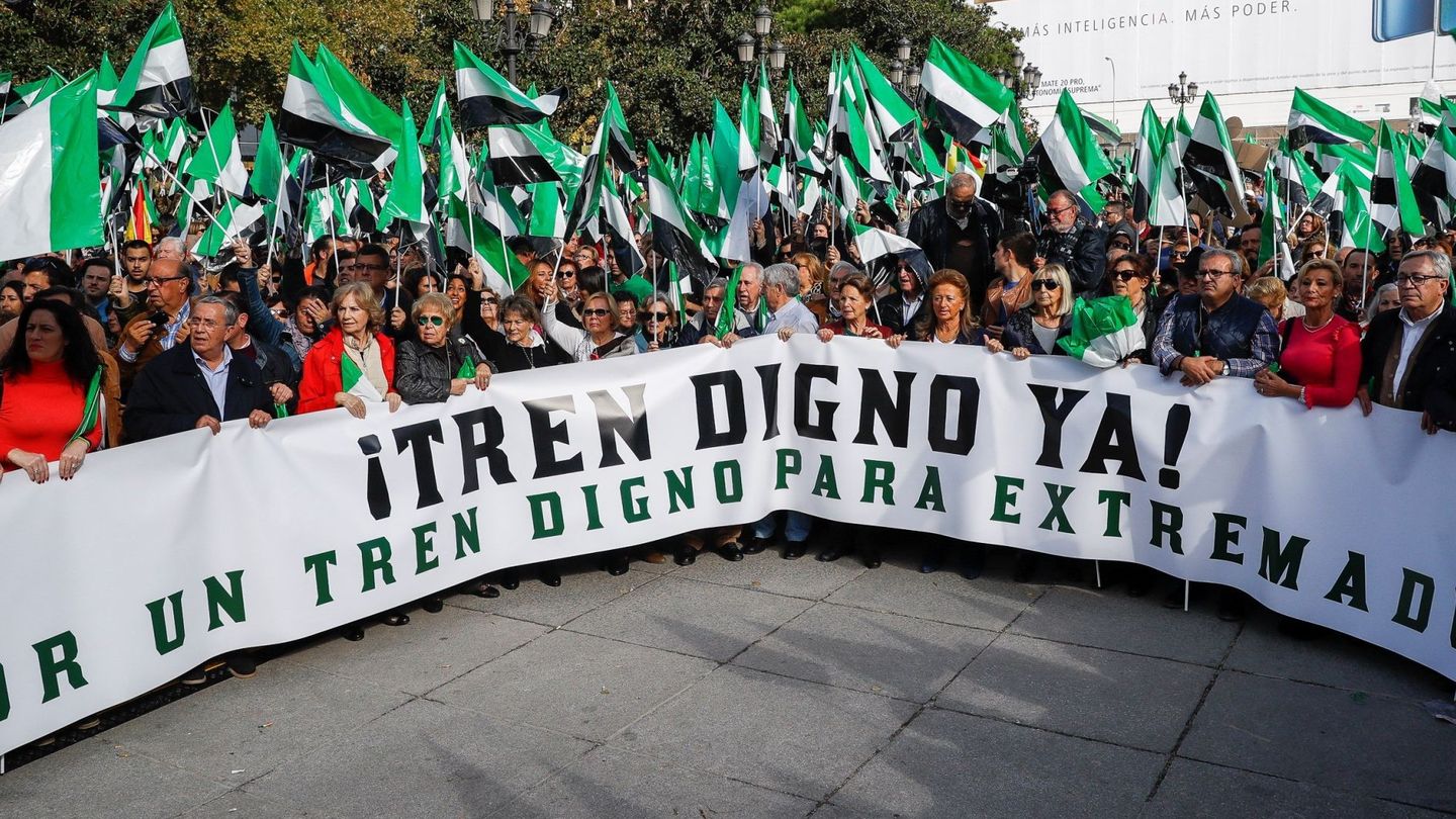 Manifestación en Madrid para exigir un 'tren digno y del siglo XXI' para Extremadura. (EFE)