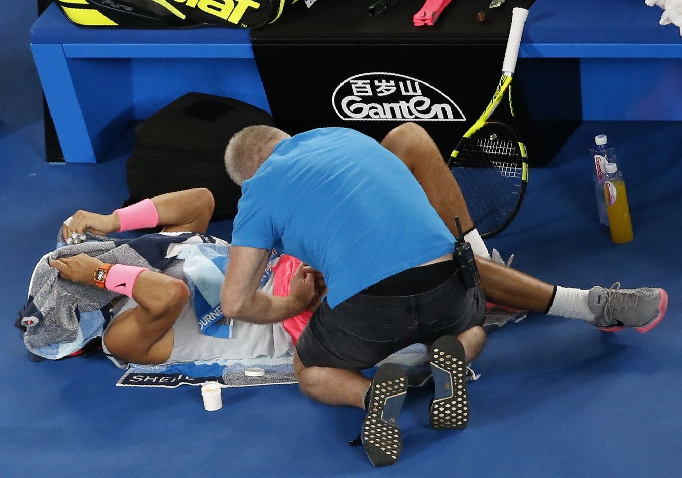 Rafa Nadal abandonó por lesión en los cuartos de final del Open de Australia. (Reuters)