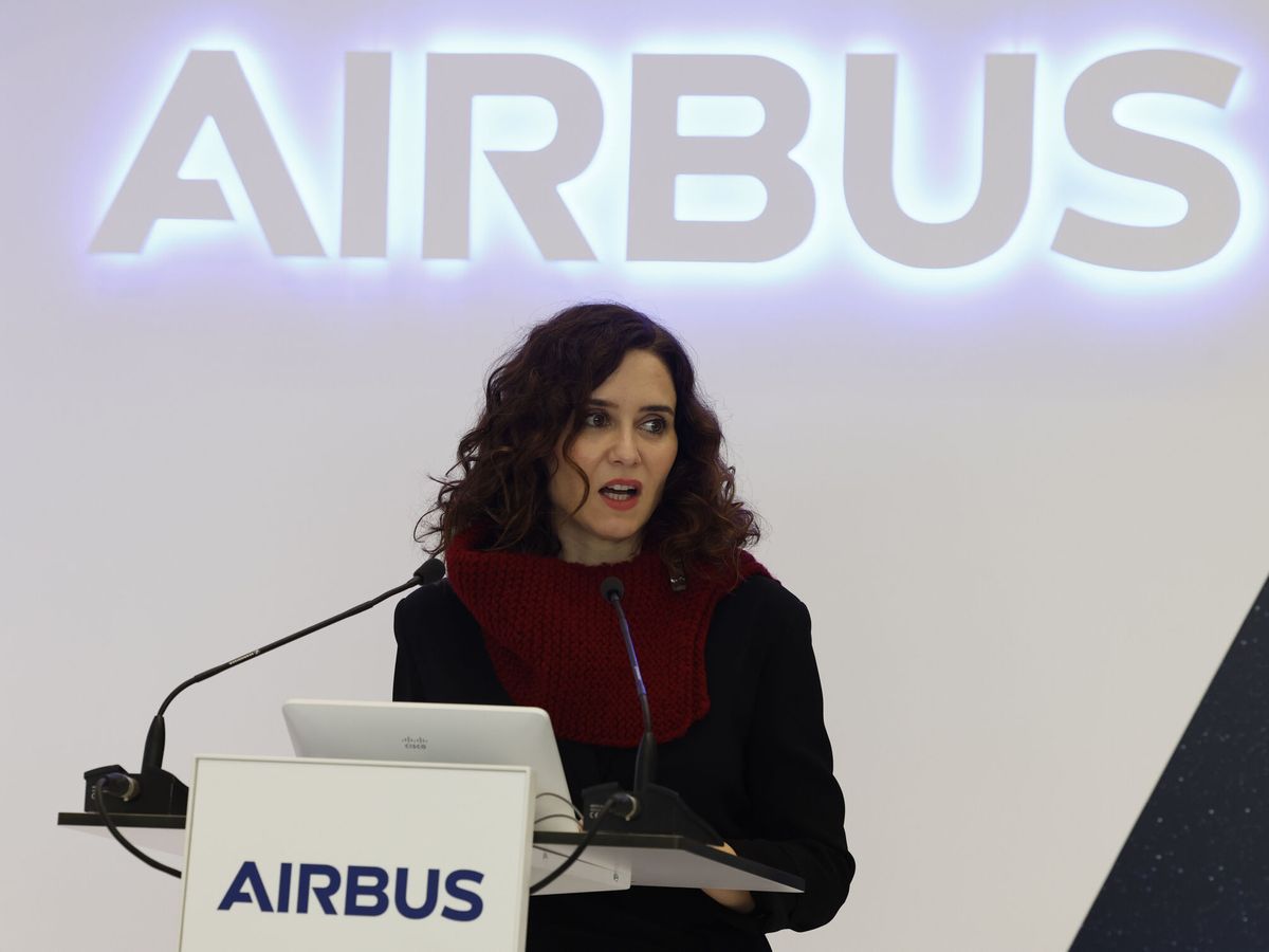 Foto: Isabel Díaz Ayuso, durante una visita a la sede de Airbus en Getafe. (EFE/Chema Moya)