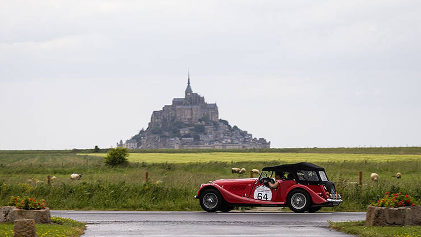 Un rally de coches clásicos o de época a través del recorrido más bucólico imaginable, como este momento con el Mont Saint-Michel al fondo. (Cortesía)