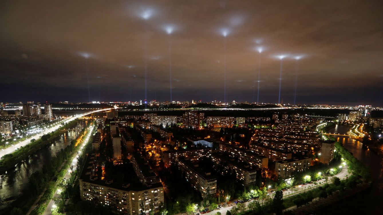 Foto: Espectáculo de luces en Kiev de 2020 que no tiene relación con los objetos detectados. (Reuters)