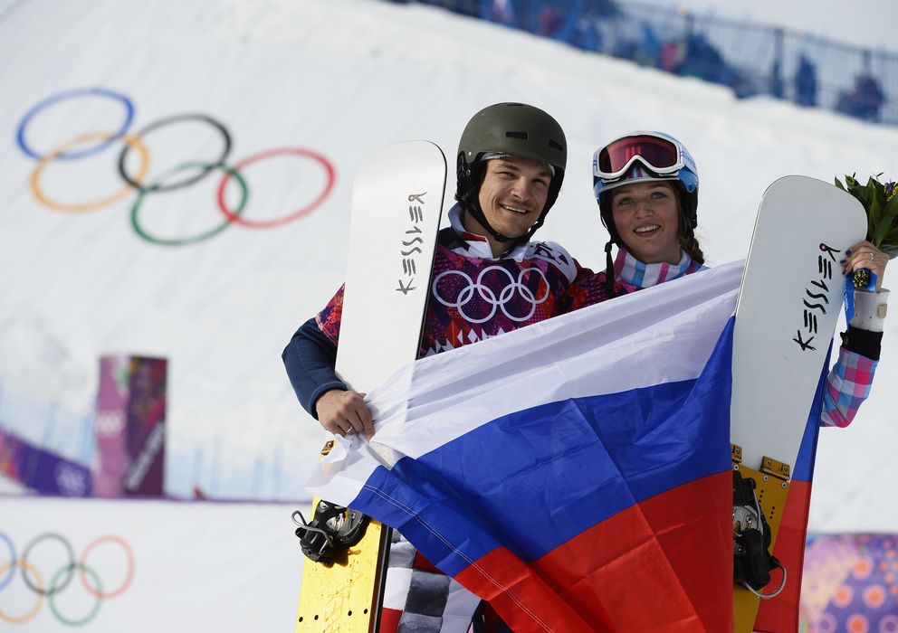 Foto: La pareja rusa celebra sus medallas (Reuters). 