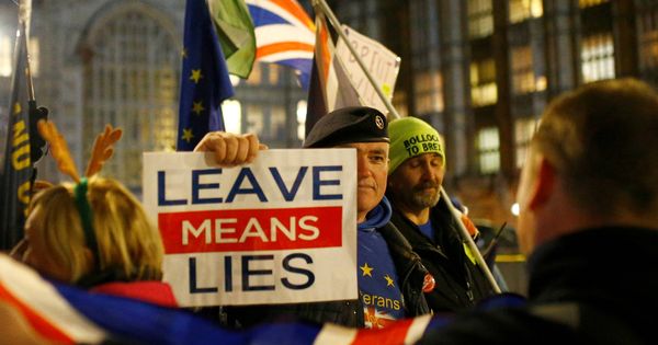 Foto: Manifestantes a favor y en contra del Brexit discuten ante el Parlamento británico, en Londres. (Reuters)