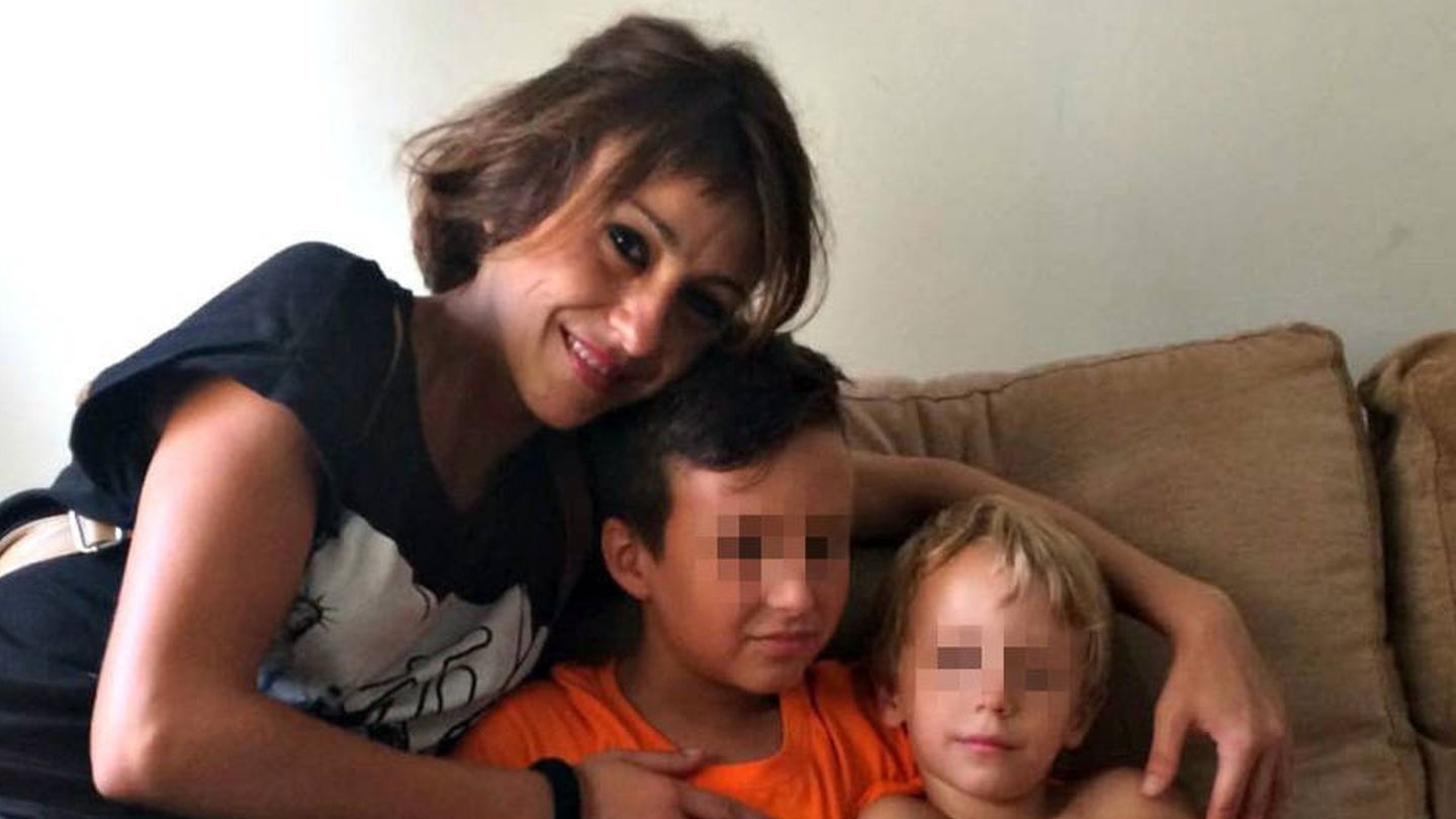 Juana Rivas junto a sus hijos en una foto facilitada a los medios por ella misma.  