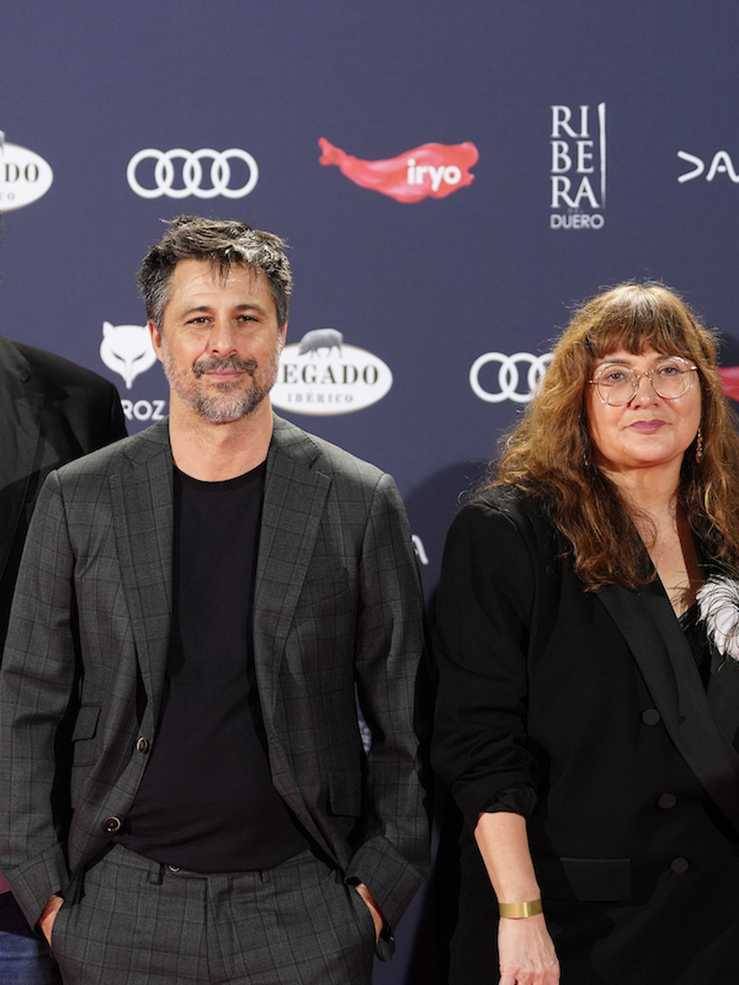 Hovik Keuchkerian, Hugo Silva, Isabel Coixet y Laia Costa posando en la alfombra roja de los Premios Feroz 2024.