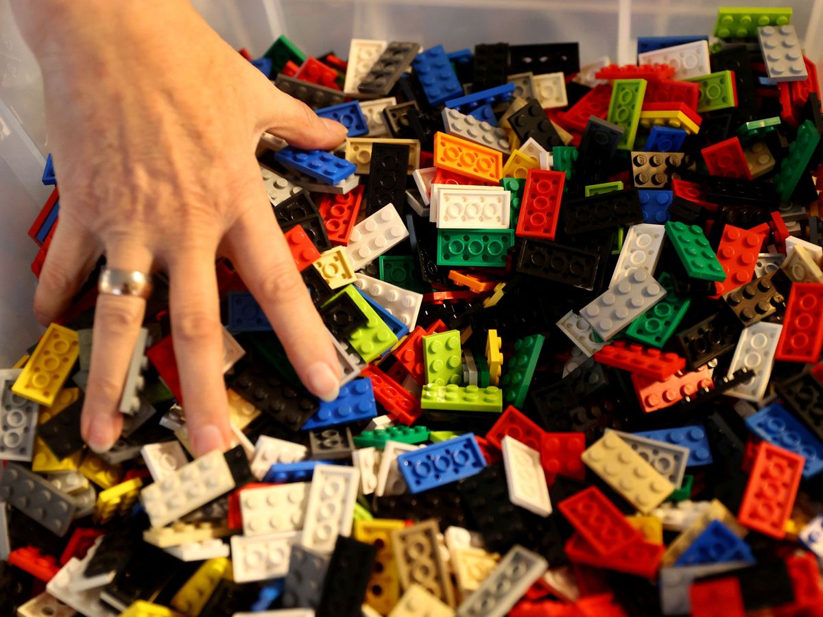 Foto: Una persona, jugando con unos Lego. Foto: REUTERS Kai Pfaffenbach