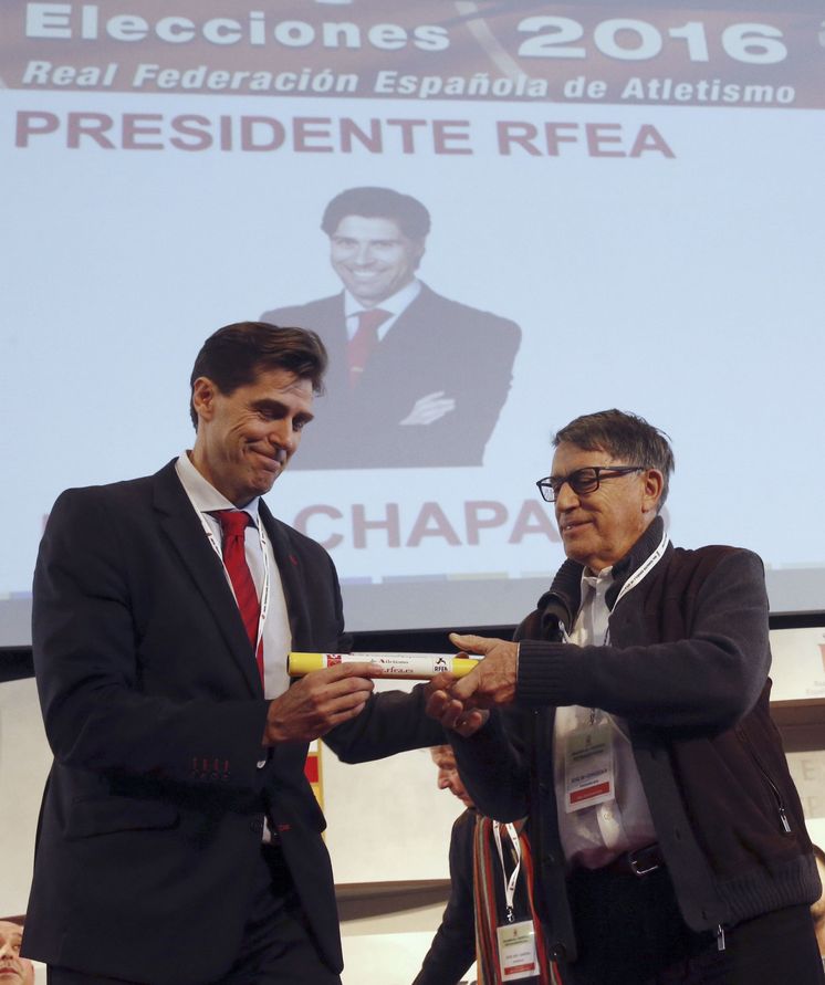 Foto: José María Odriozola, con su sucesor al frente de la RFEA, Raúl Chapado (Paco Campos/EFE)