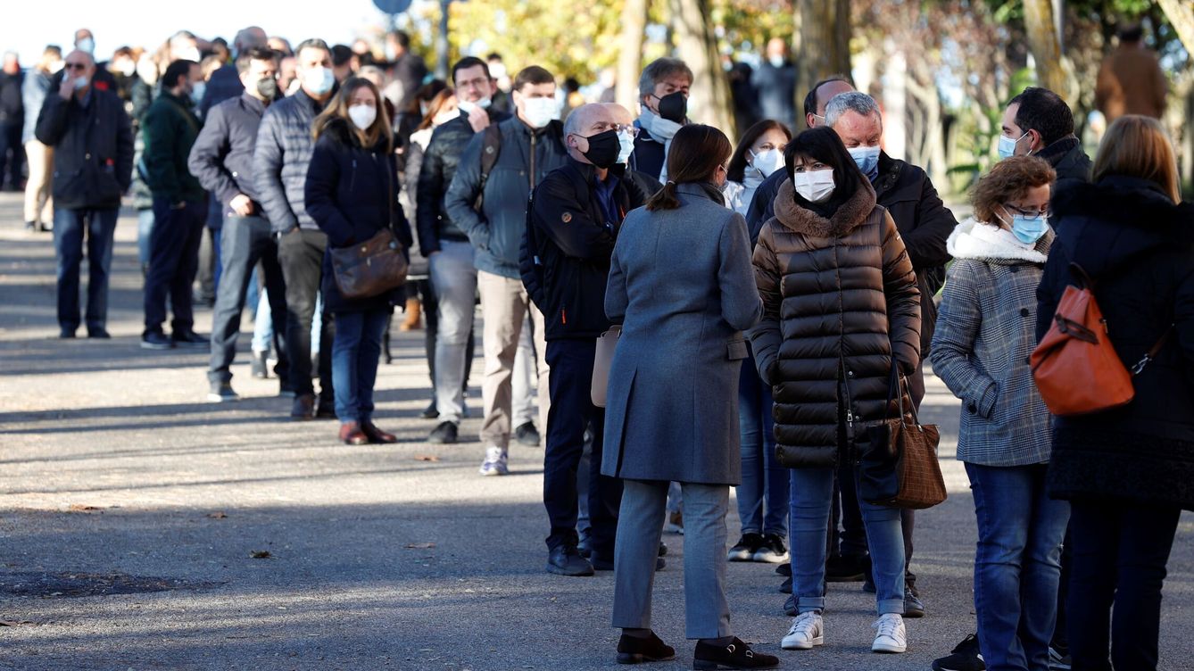 Foto: Colas en la Universidad Autónoma de Madrid el pasado noviembre para realizar exámenes de oposición. (EFE/Chema Moya)