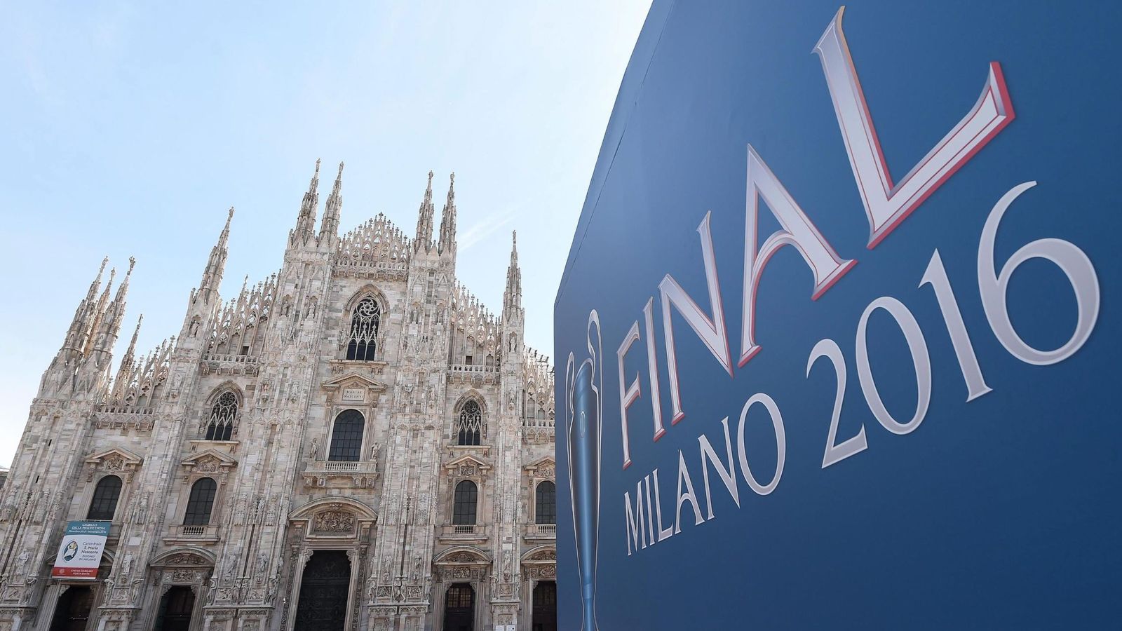 Foto: Vista de un cartel de la UEFA en la Piazza del Duomo en Milán (EFE)