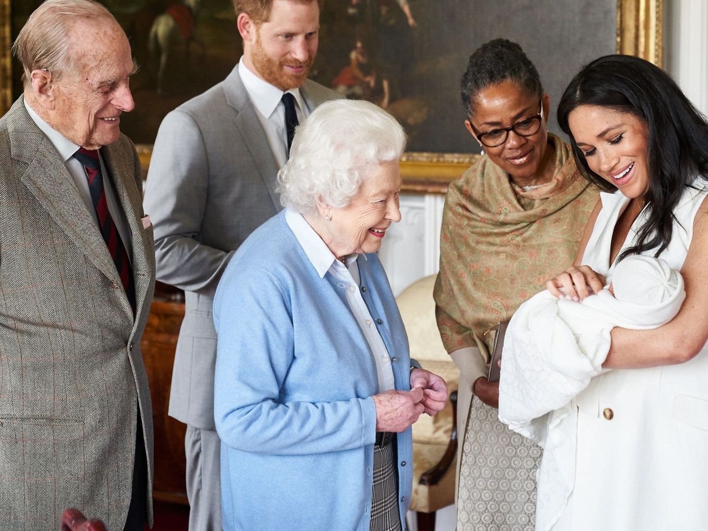 El príncipe Harry y Meghan Markle presentan a su hijo recién nacido, Archie Harrison Mountbatten-Windsor. (EFE)