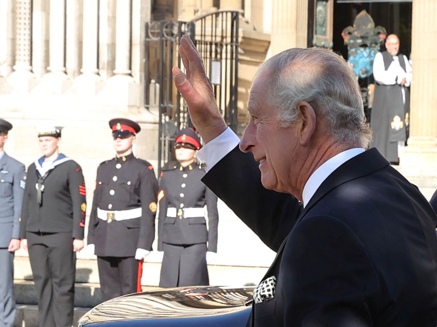El rey Carlos III saluda al público durante su visita a Irlanda del Norte.  (Reuters/Pool/Liam McBurney)