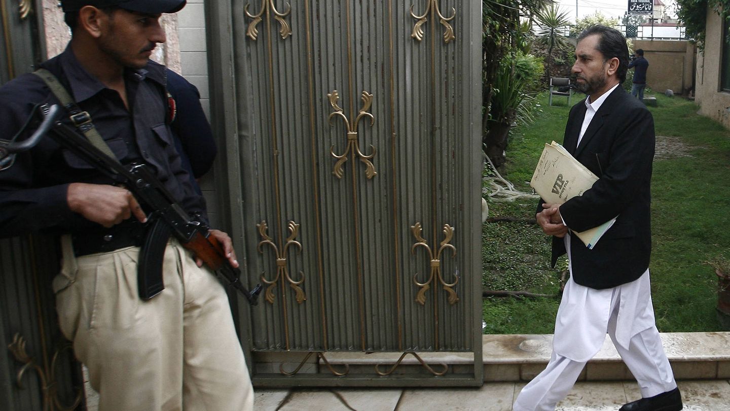 Samiullah Afridi, quien fuera abogado del doctor Afridi, abandona el tribunal de Peshawar, el 30 de octubre de 2013. (Reuters)