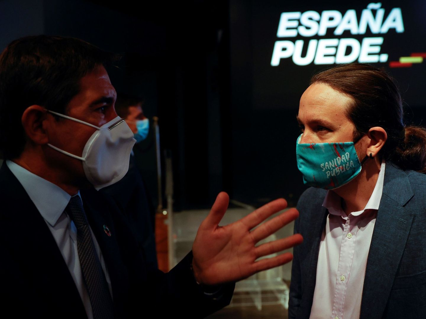 El vicepresidente del Gobierno, Pablo Iglesias, conversa con el presidente del BBVA, Carlos Torres. (EFE)