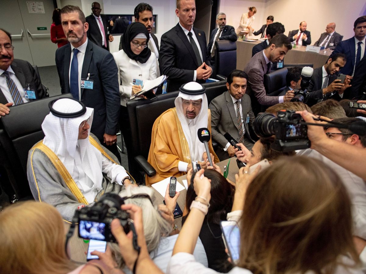 Foto: El ministro saudí de Energía, Khalid al-Falih (c), atiende a los medios durante una reunión de la Organización de Países Exportadores de Petróleo (OPEP), en Viena (Austria).