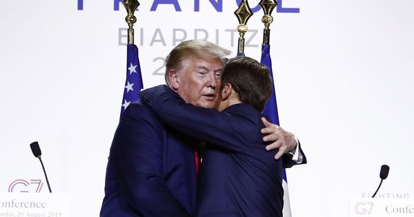 Foto: Trump y Macron se abrazan durante la cumbre del G-7. (EFE)