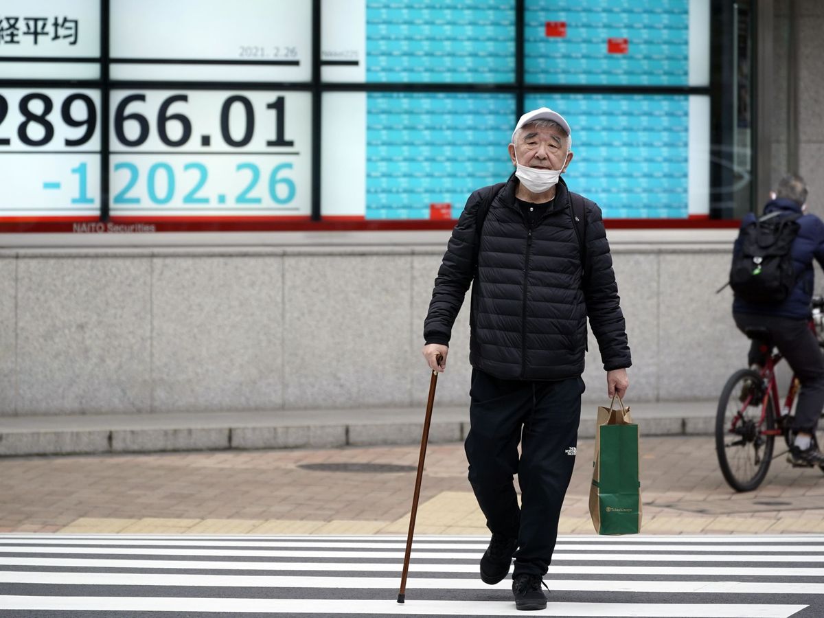 Foto: Un hombre cruza la calle en Tokio. (EFE)