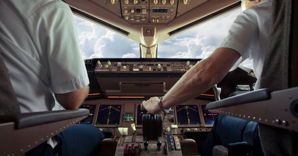 Foto: ¿Y si el piloto y el copiloto caen enfermos a la vez? (iStock)