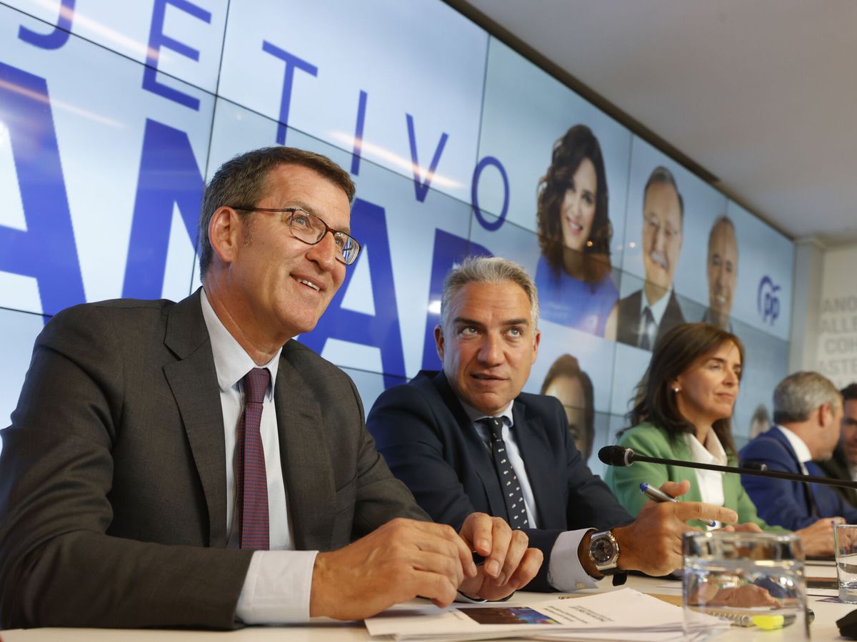 Foto: El líder del Partido Popular, Alberto Núñez Feijóo (i), junto al coordinador general del PP, Elías Bendodo (c) durante la Junta Directiva Nacional del PP, este lunes en Madrid.  (EFE/Javier Lizon)