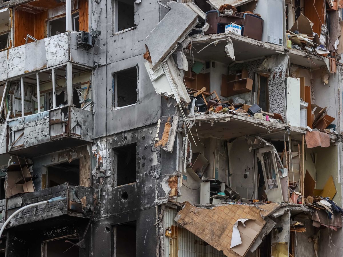 Foto: Un edificio destruido en las afueras de Kiev. (EFE/Miguel Gutiérrez)