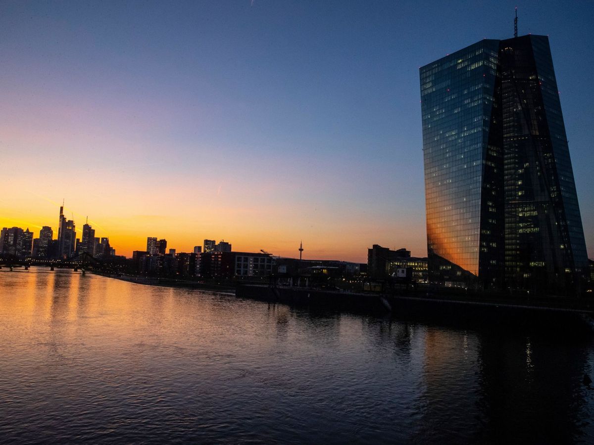 Foto: Vista del banco de Frankfurt (i) y el Banco Central Europeo (BCE) (Efe)