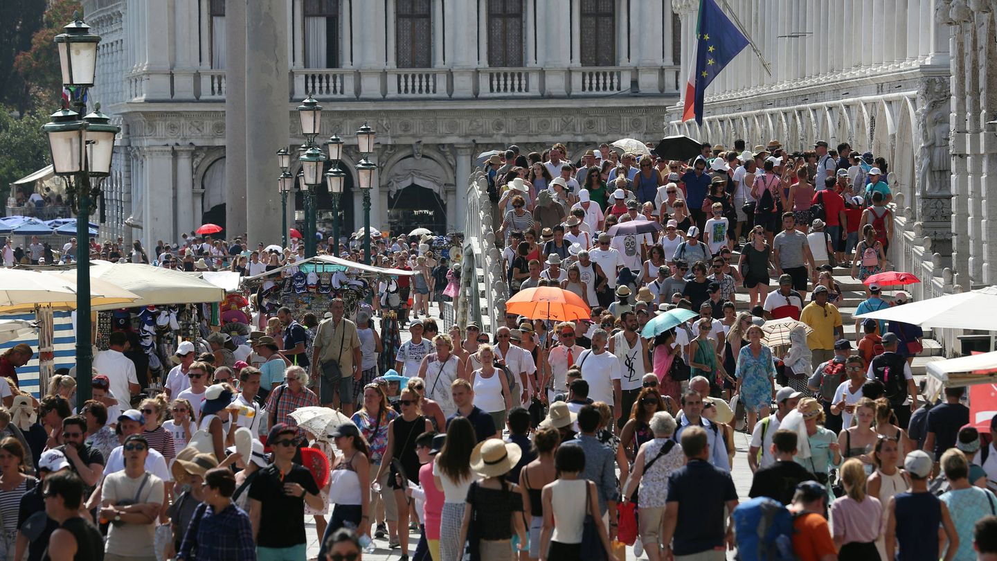 Turistas caminan cerca de la plaza de San Marcos, en Venecia. (Reuters)
