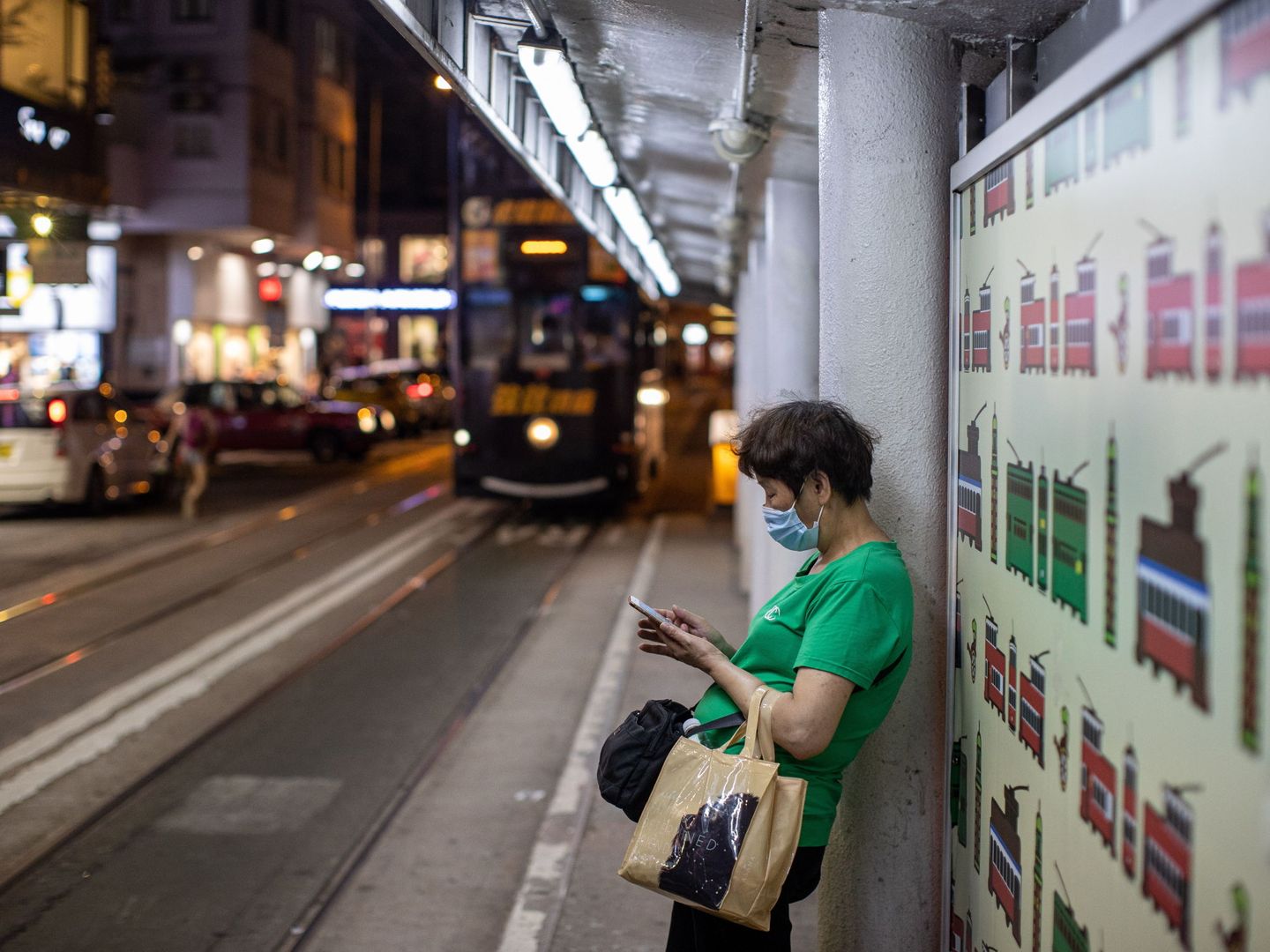 Una persona espera al autobús en Hong Kong. (Reuters)