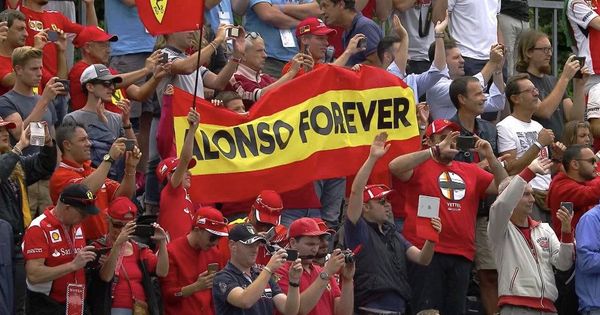 Foto: Aficionados en Monza recordando a Fernando Alonso. (Foto: Twitter.com/alo_oficial)