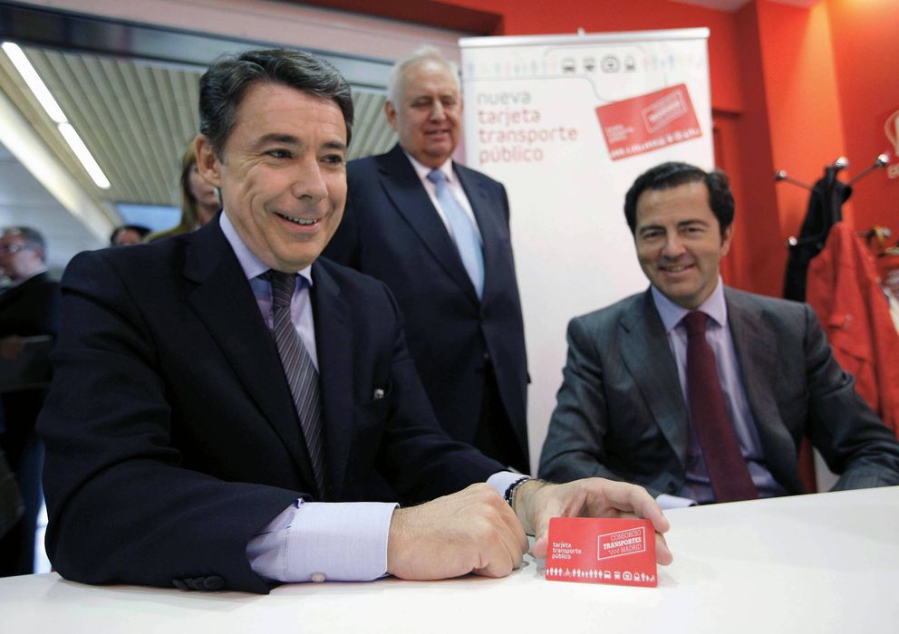 Foto: El presidente de la Comunidad de Madrid, Ignacio González (i), acompañado por el consejero de Transportes, Infraestructuras y Vivienda, Pablo Cavero. (EFE)