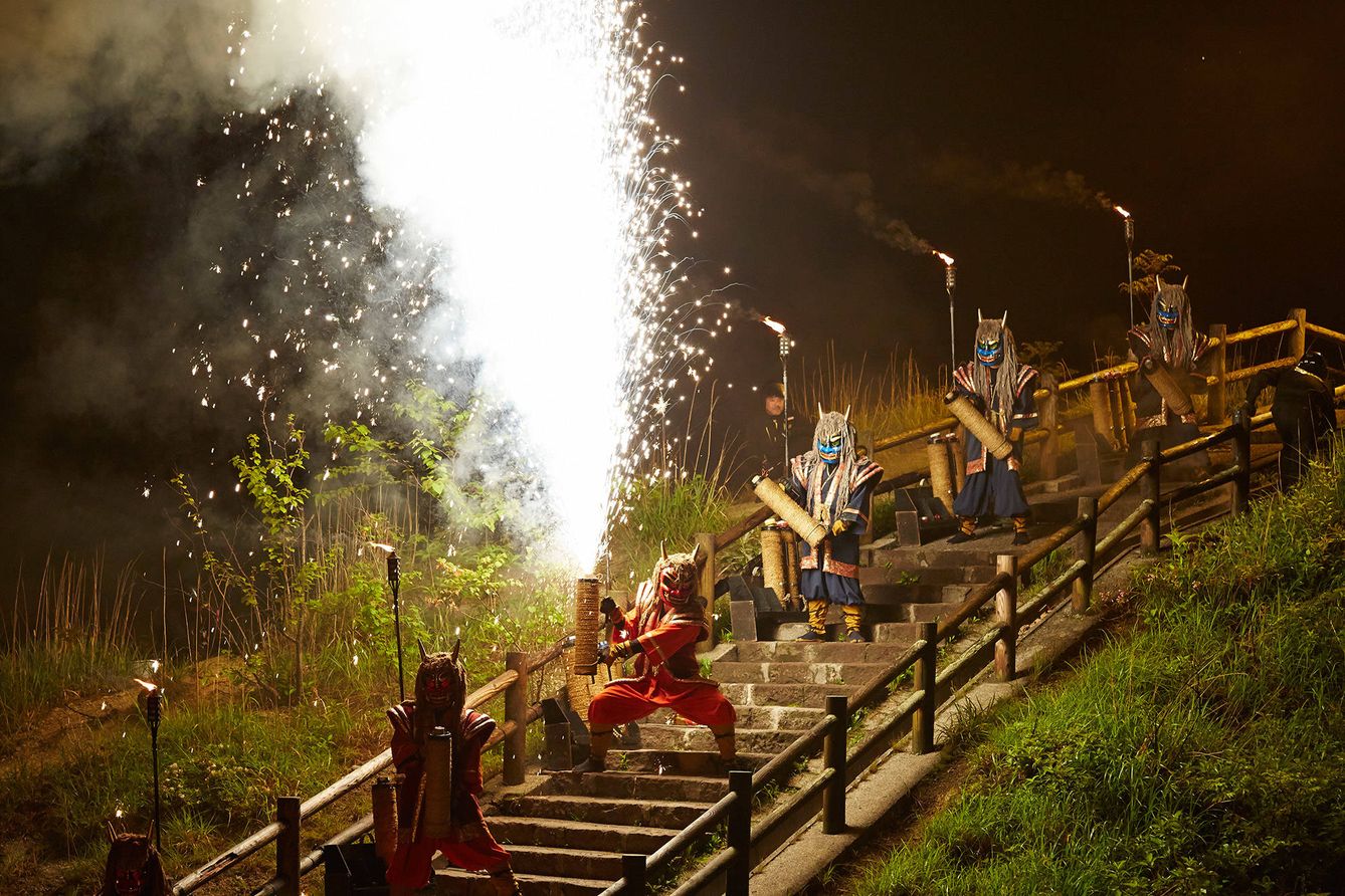 En Hokkaido sus habitantes ponen de manifiesto su cultura con celebraciones propias como el encendido de antorchas por todo el pueblo.