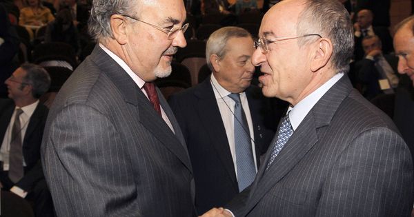 Foto: El ex vicepresidente económico del Gobierno Pedro Solbes, junto al exgobernador del Banco de España Miguel Ángel Fernández Ordóñez. (EFE)