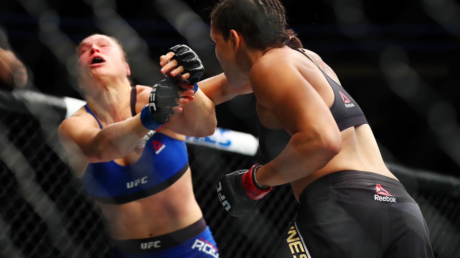 Foto: Ronda Rousey, al recibir el golpe que la hizo perder el combate (Reuters)