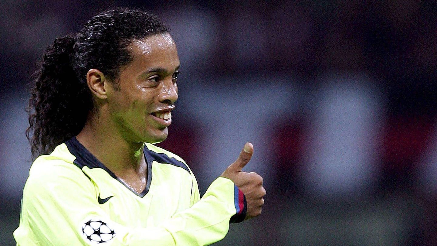 Ronaldinho, en su etapa en Barcelona. (EFE/Javier Lizón)