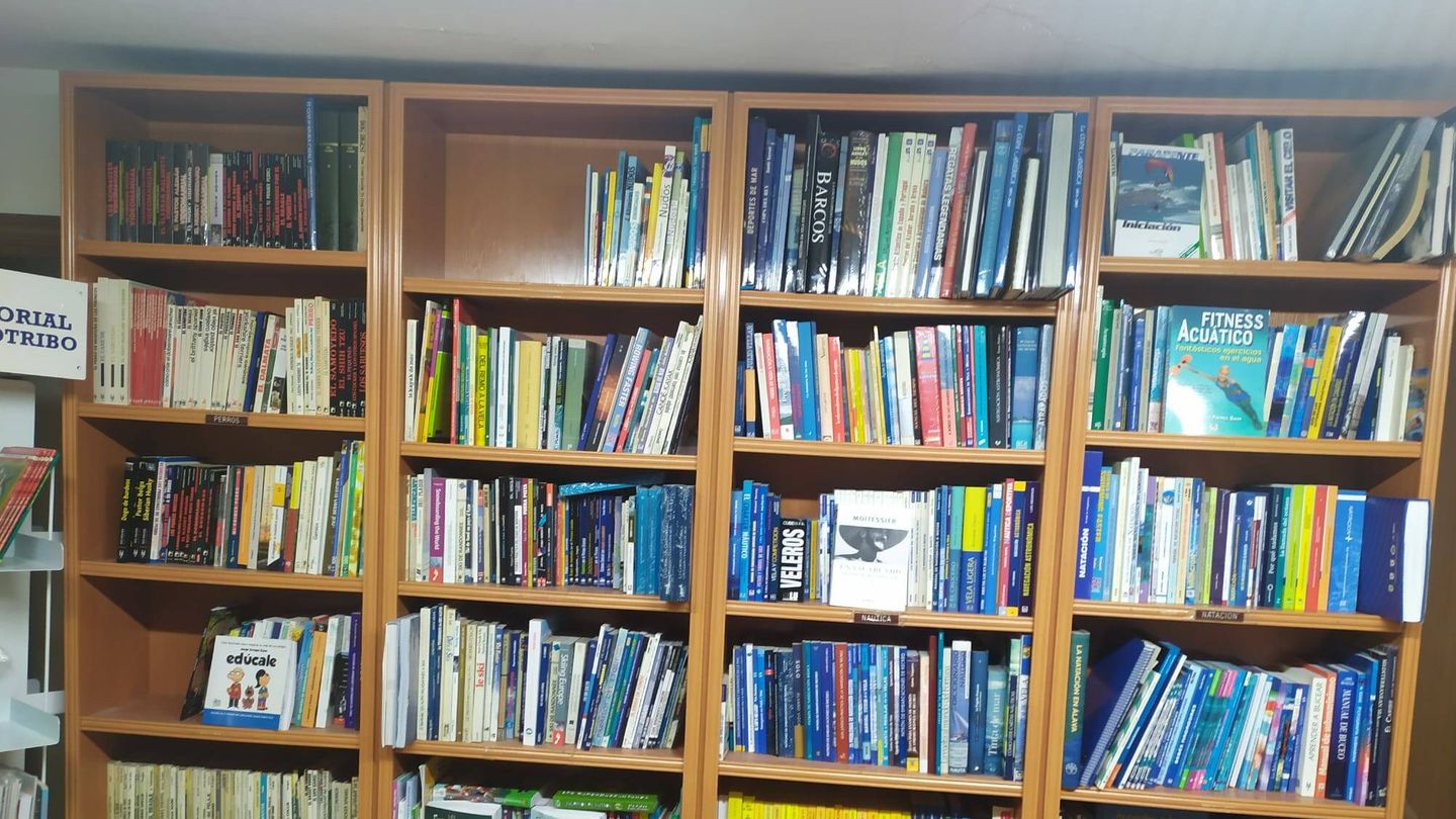Más estanterías de la librería. (RLC)