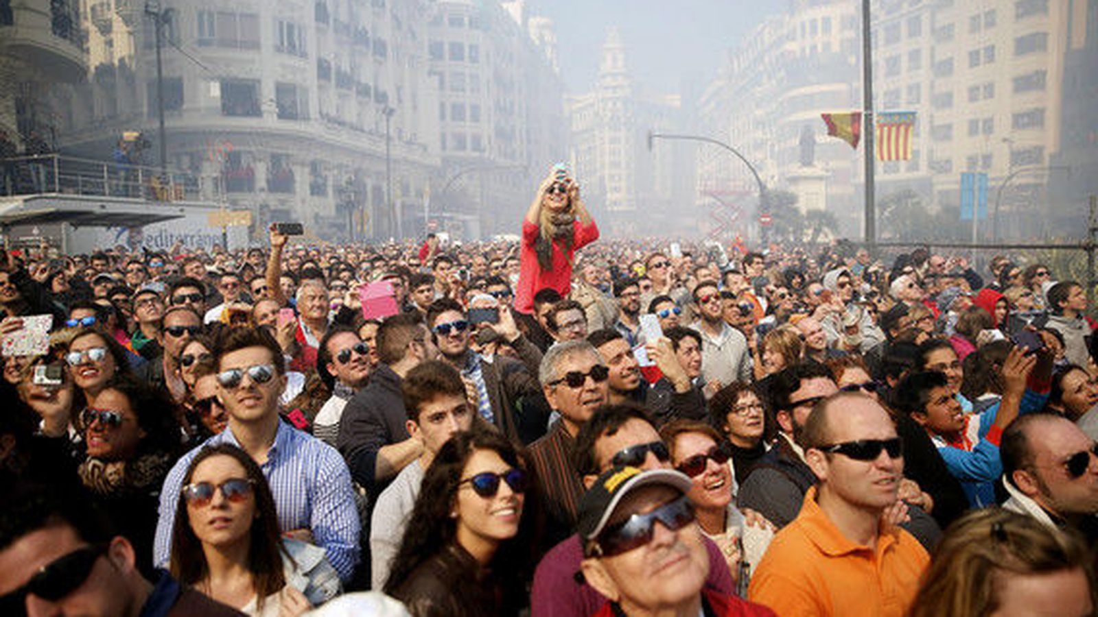 Foto: Mascletá durante las Fallas de Valencia, unas fiestas donde el consumo de alcohol se incrementa un 400% los últimos días. / Efe